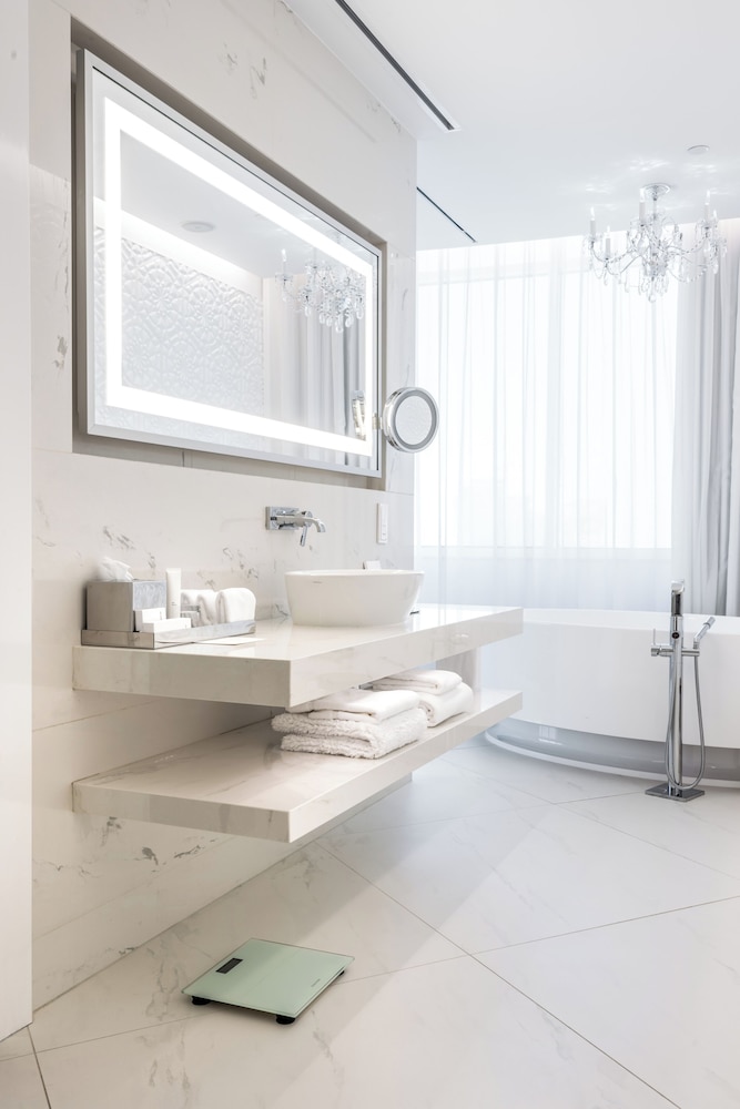 Mondrian Sky House de tres dormitorios con 2 camas king size y 1 cama doble del hotel Mondrian Doha. Foto 11