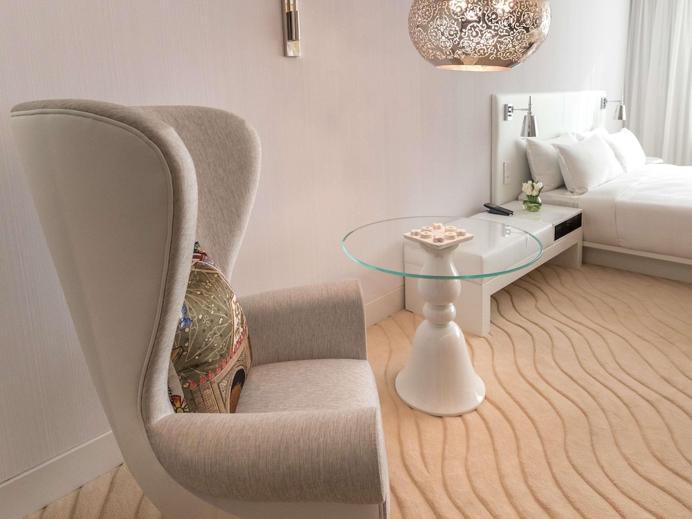 Habitación Signature con 2 camas dobles del hotel Mondrian Doha. Foto 5