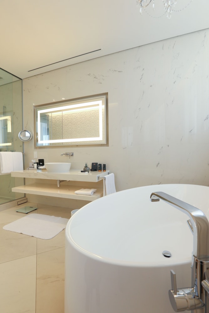 Habitación Signature con 2 camas dobles del hotel Mondrian Doha. Foto 6