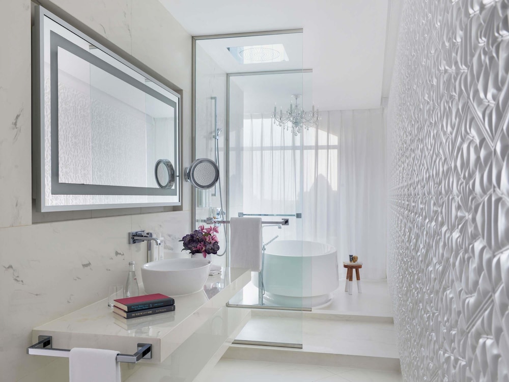 Estudio tipo loft con 1 cama king size del hotel Mondrian Doha. Foto 3