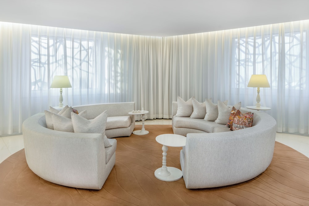Suite Falcon de un dormitorio con 1 cama king size del hotel Mondrian Doha