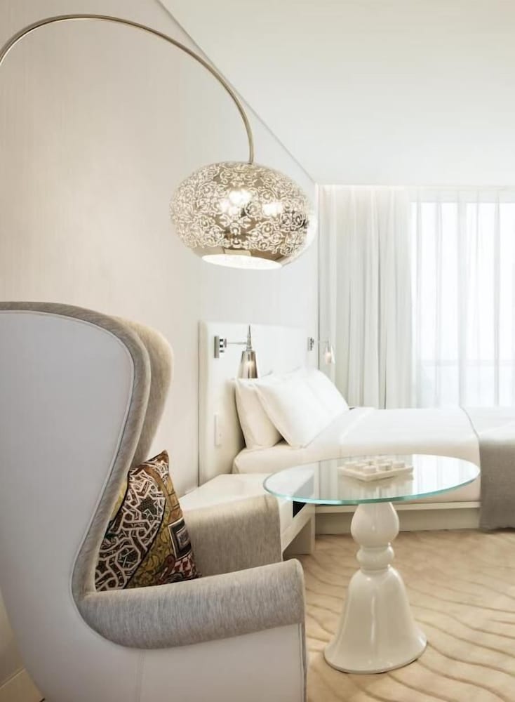 Suite Falcon de un dormitorio con 1 cama king size del hotel Mondrian Doha. Foto 1
