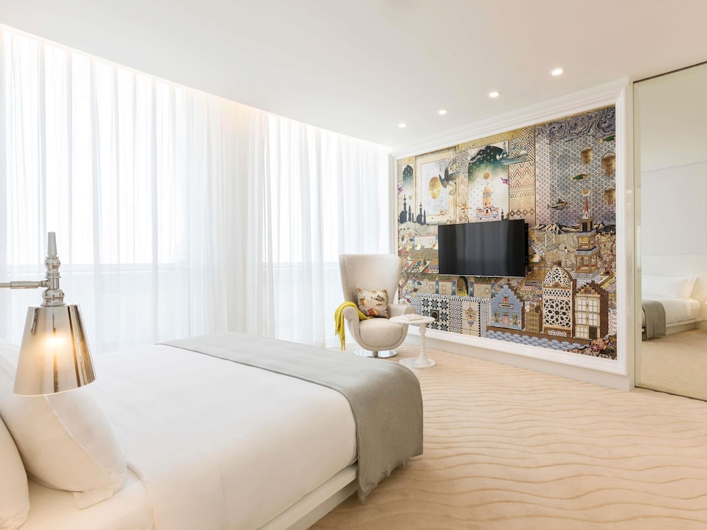 Suite Falcon de un dormitorio con 1 cama king size del hotel Mondrian Doha. Foto 2
