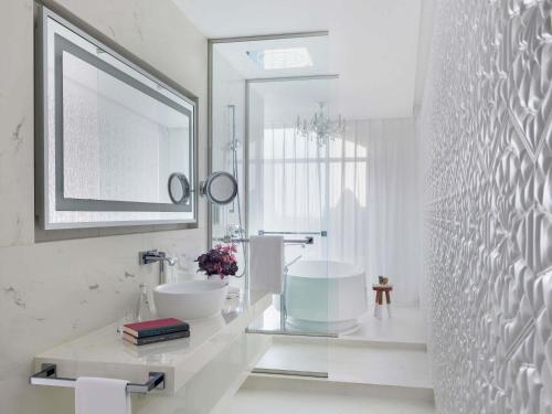 Suite Skyline de un dormitorio con terraza y 1 cama king size del hotel Mondrian Doha