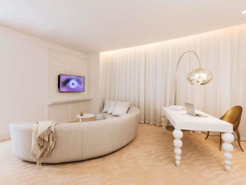 Suite Skyline de un dormitorio con terraza y 1 cama king size del hotel Mondrian Doha. Foto 1