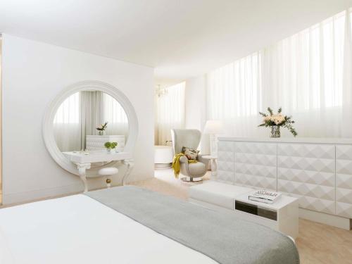 Suite Skyline de un dormitorio con terraza y 1 cama king size del hotel Mondrian Doha. Foto 2