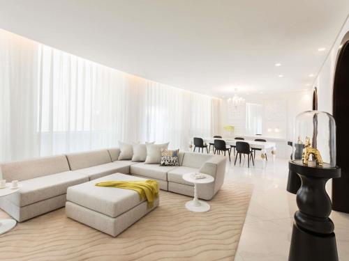 Suite Skyline de un dormitorio con terraza y 1 cama king size del hotel Mondrian Doha. Foto 3