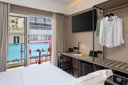 Habitación Familiar con balcón del hotel Casual Kubic Athens. Foto 1