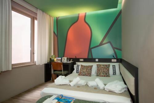 Habitaciones dobles comunicadas con 1 o 2 camas del hotel Casual Kubic Athens. Foto 3