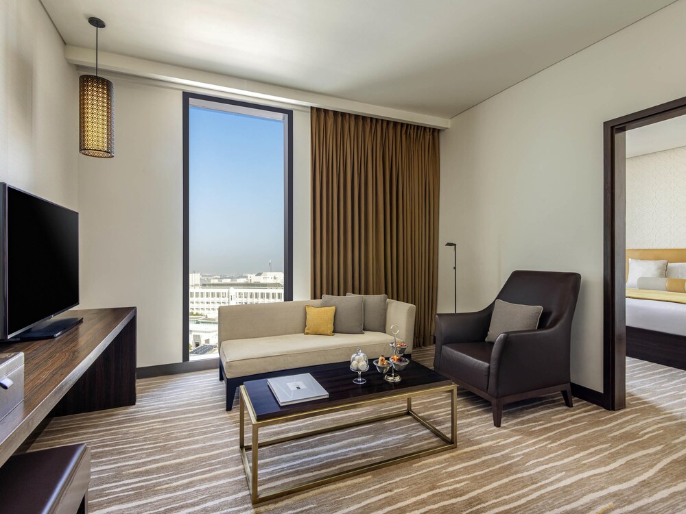 Suite Deluxe, 1 Dormitorio con 1 Cama King Size y Salón del hotel Alwadi Doha - Mgallery