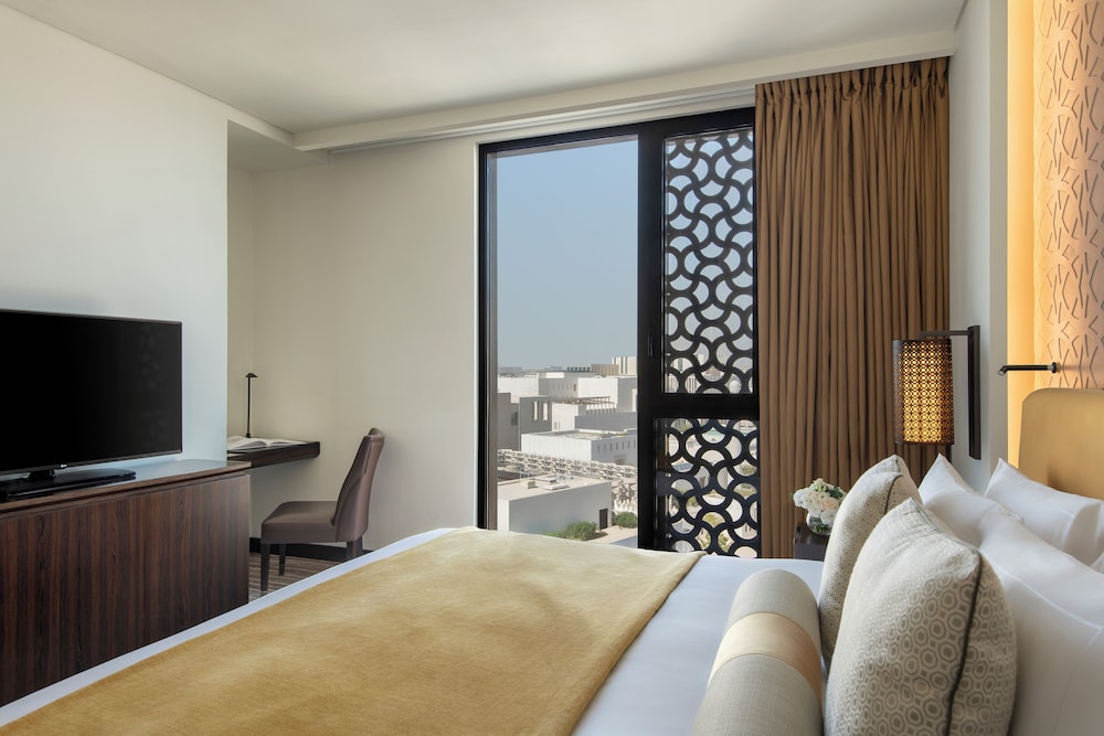 Suite Deluxe, 1 Dormitorio con 1 Cama King Size y Salón del hotel Alwadi Doha - Mgallery. Foto 2