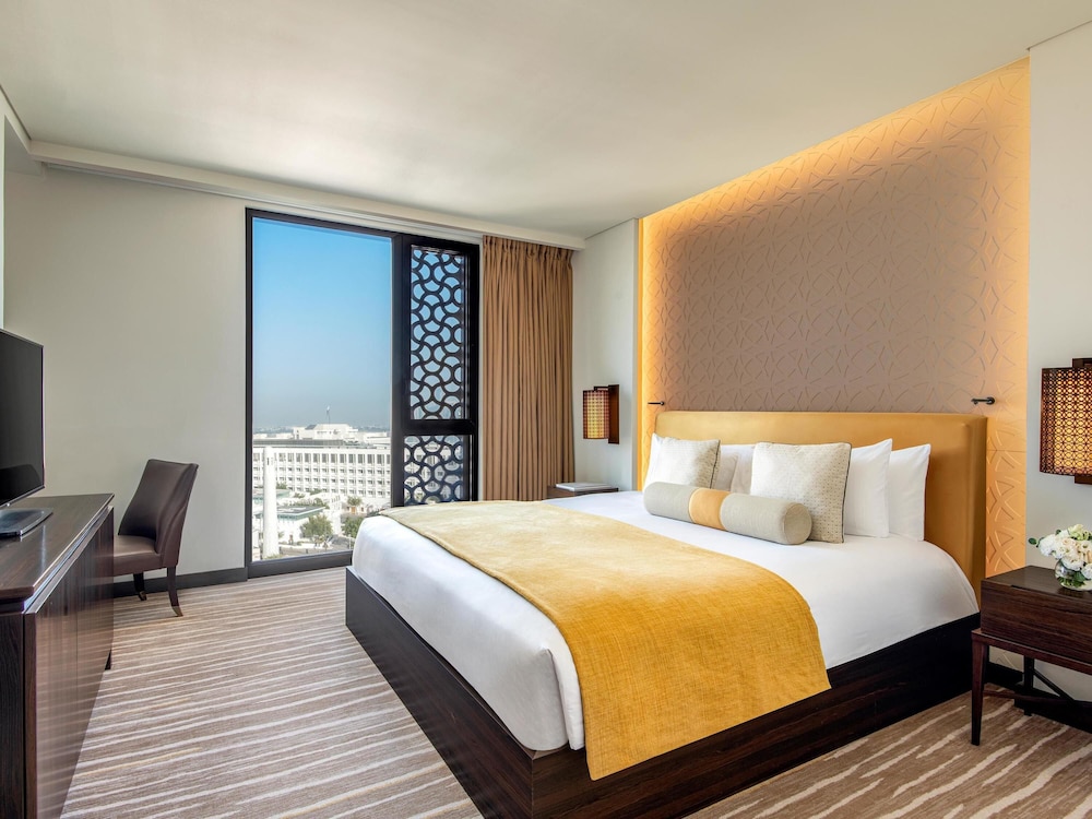 Suite Deluxe, 1 Dormitorio con 1 Cama King Size y Salón del hotel Alwadi Doha - Mgallery. Foto 4