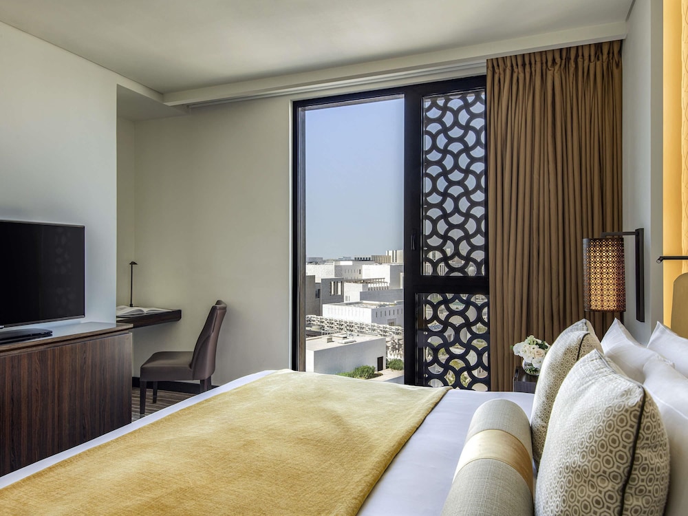 Suite Deluxe, 1 Dormitorio con 1 Cama King Size y Salón del hotel Alwadi Doha - Mgallery. Foto 5