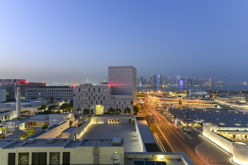 Suite Deluxe, 1 Dormitorio con 1 Cama King Size y Salón del hotel Alwadi Doha - Mgallery. Foto 9