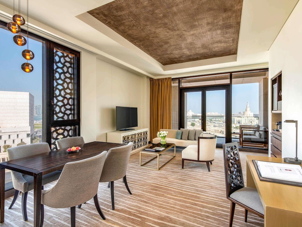 Suite Souq, 1 Dormitorio con 1 Cama King Size, Terraza con Vistas al Souq Waqif y Salón del hotel Alwadi Doha - Mgallery