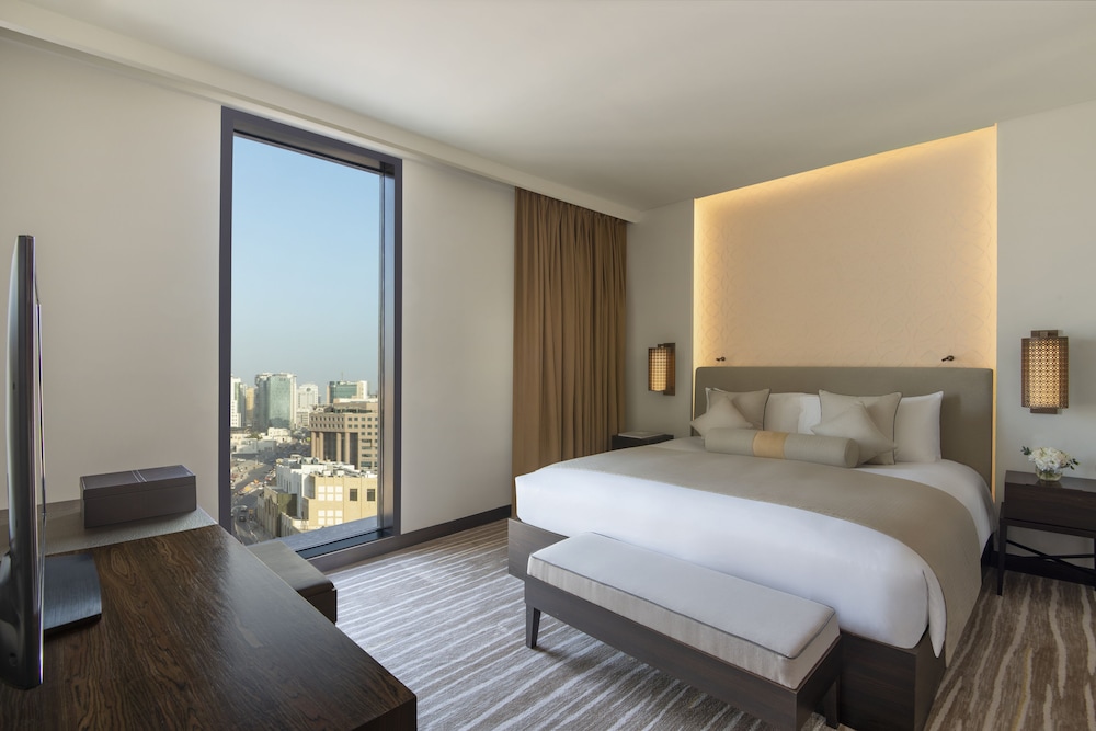Suite Souq, 1 Dormitorio con 1 Cama King Size, Terraza con Vistas al Souq Waqif y Salón del hotel Alwadi Doha - Mgallery. Foto 1
