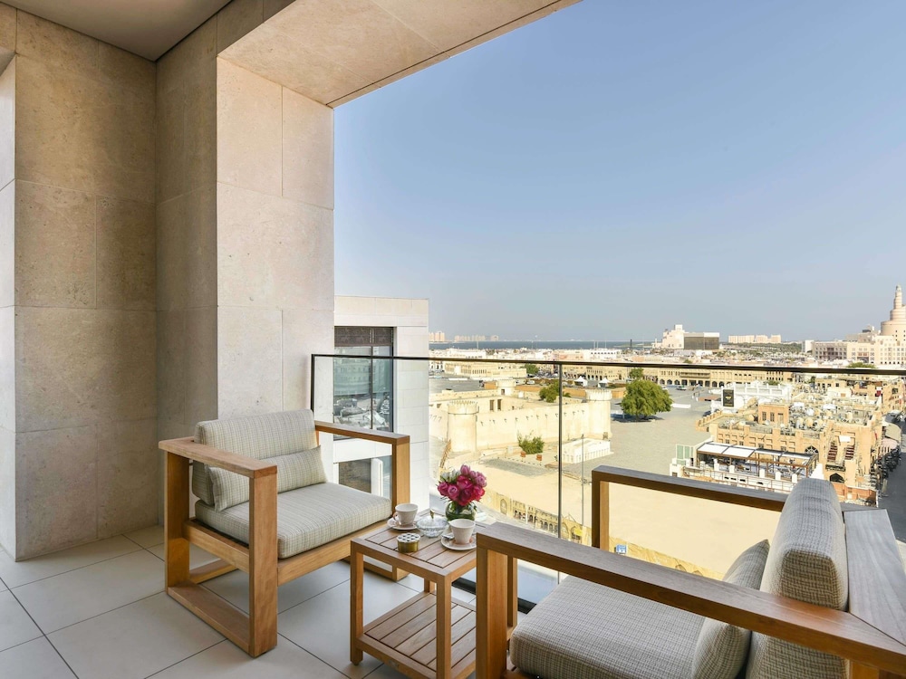 Suite Souq, 1 Dormitorio con 1 Cama King Size, Terraza con Vistas al Souq Waqif y Salón del hotel Alwadi Doha - Mgallery. Foto 4