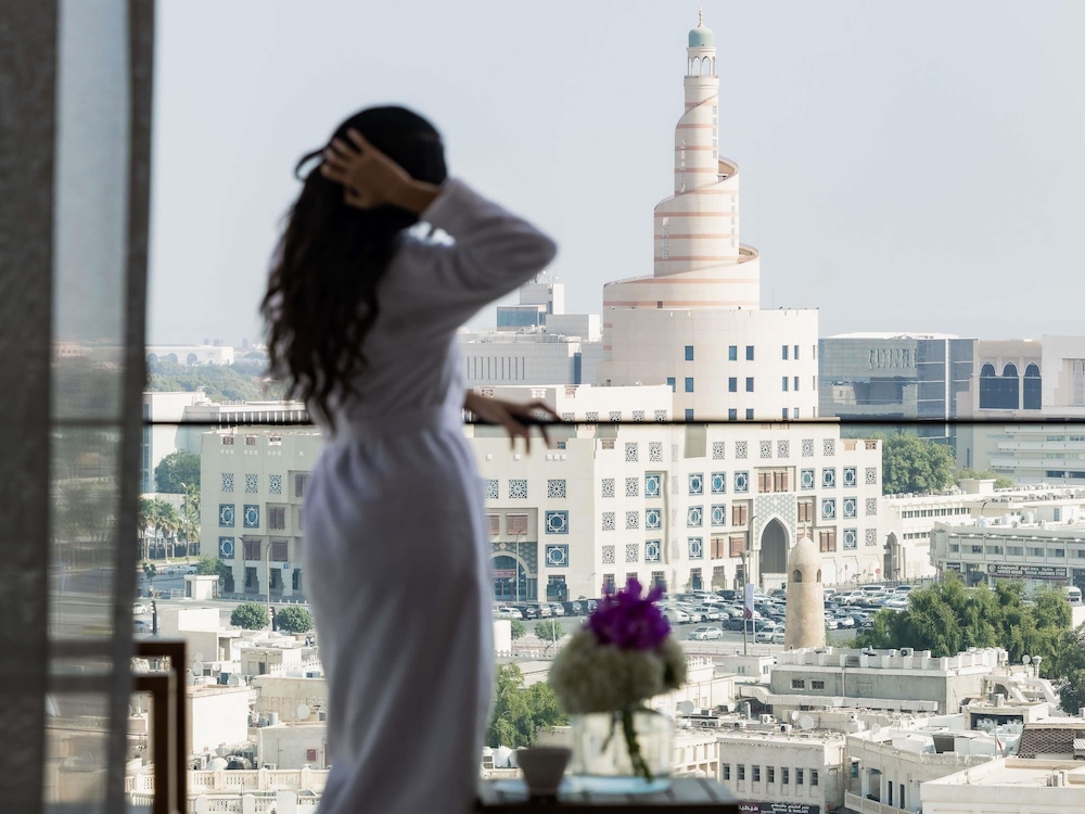 Suite Souq, 1 Dormitorio con 1 Cama King Size, Terraza con Vistas al Souq Waqif y Salón del hotel Alwadi Doha - Mgallery. Foto 5