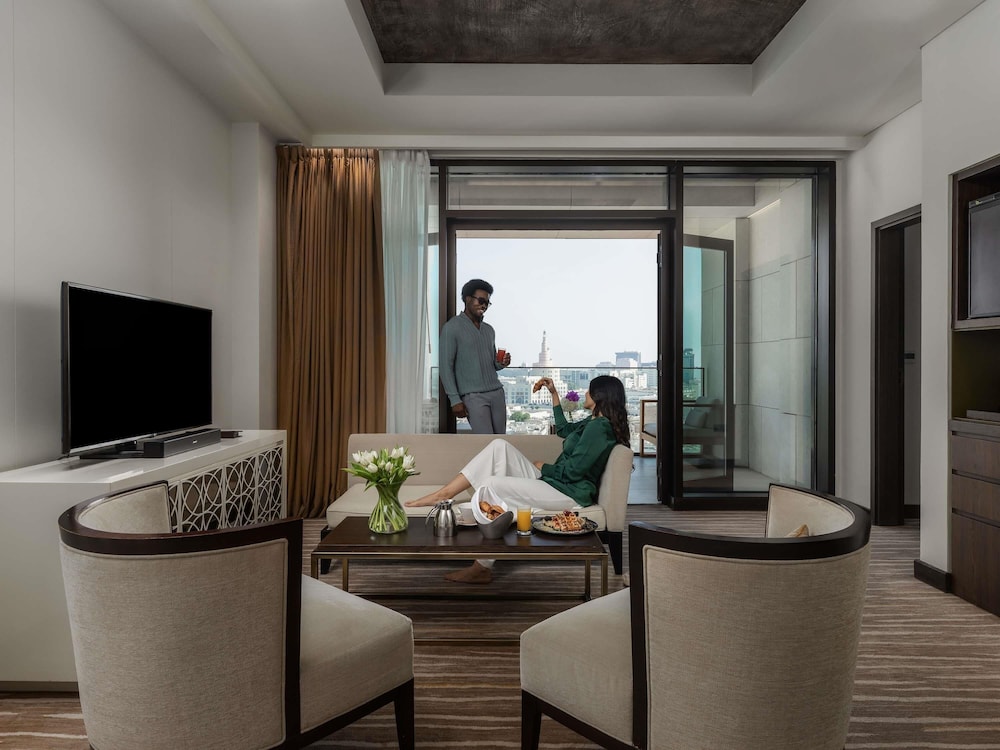 Suite Souq, 1 Dormitorio con 1 Cama King Size, Terraza con Vistas al Souq Waqif y Salón del hotel Alwadi Doha - Mgallery. Foto 6
