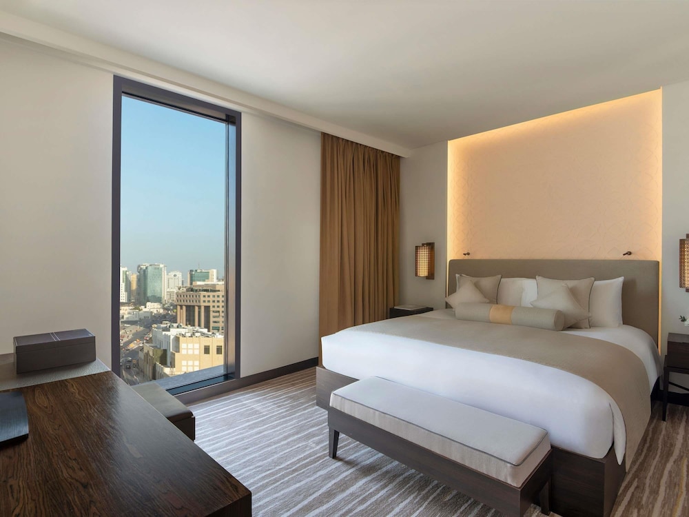 Suite Souq, 1 Dormitorio con 1 Cama King Size, Terraza con Vistas al Souq Waqif y Salón del hotel Alwadi Doha - Mgallery. Foto 7