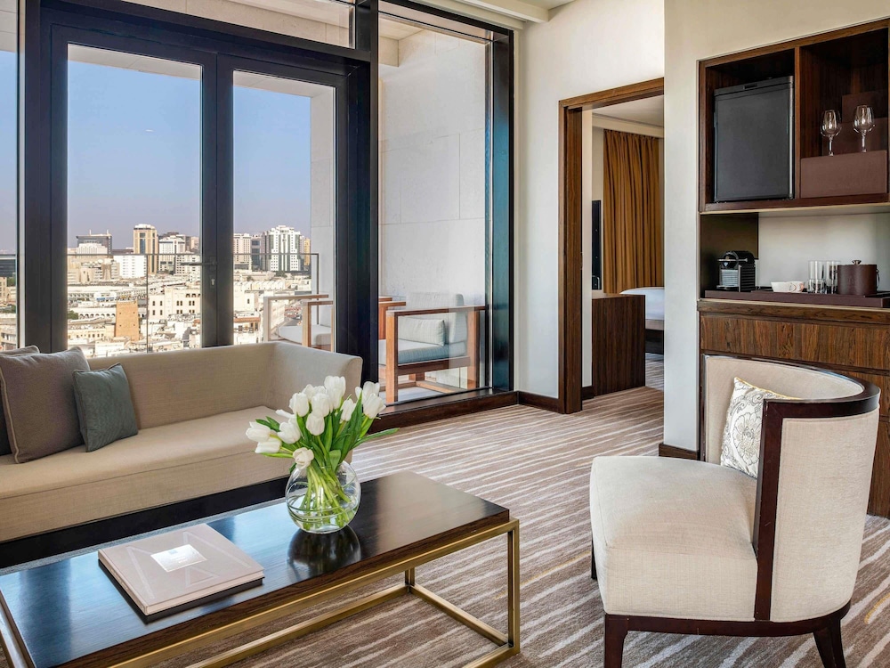 Suite Souq, 1 Dormitorio con 1 Cama King Size, Terraza con Vistas al Souq Waqif y Salón del hotel Alwadi Doha - Mgallery. Foto 8