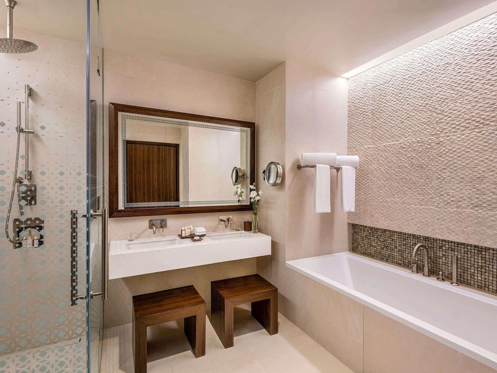 Suite Souq, 1 Dormitorio con 1 Cama King Size, Terraza con Vistas al Souq Waqif y Salón del hotel Alwadi Doha - Mgallery. Foto 9