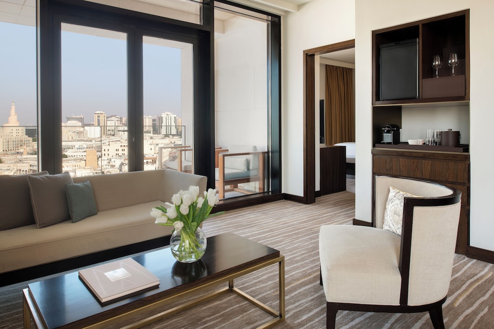 Suite Souq, 1 Dormitorio con 1 Cama King Size, Terraza con Vistas al Souq Waqif y Salón del hotel Alwadi Doha - Mgallery. Foto 10
