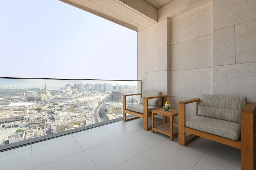 Suite Souq, 1 Dormitorio con 1 Cama King Size, Terraza con Vistas al Souq Waqif y Salón del hotel Alwadi Doha - Mgallery. Foto 12