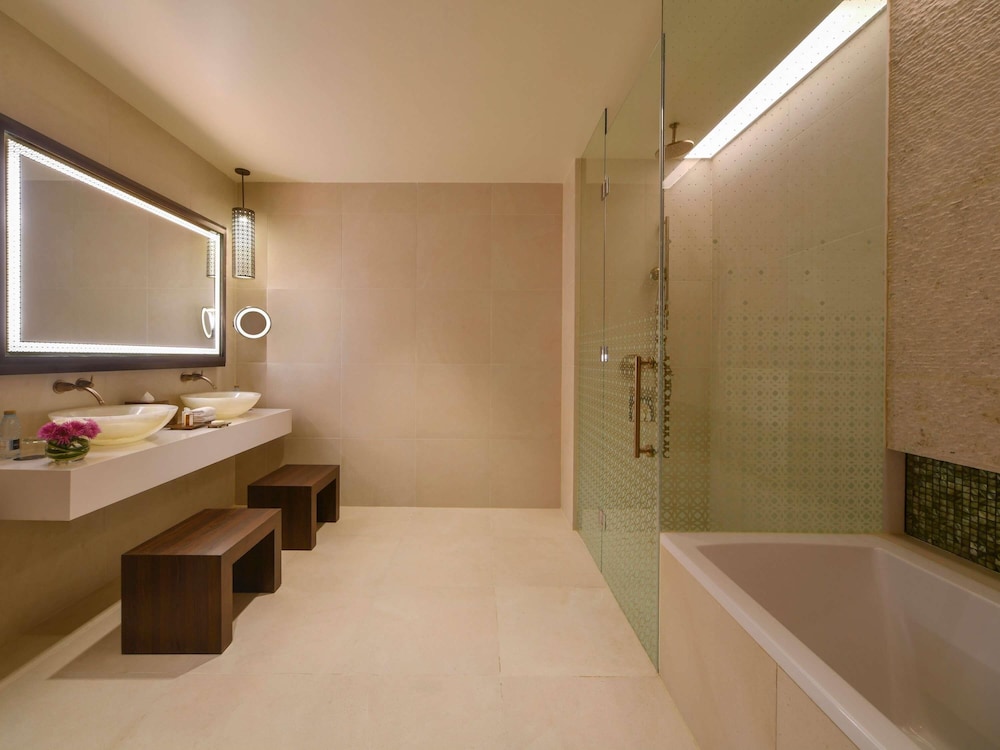 SUITE IMPERIAL, 2 dormitorios, salón independiente, comedor, cocina y 2 terrazas del hotel Alwadi Doha - Mgallery. Foto 8