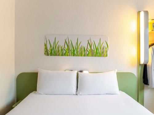 Habitación con cama grande del hotel Ibis Budget Bilbao Barakaldo. Foto 3