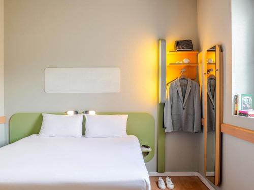 Habitación con sofá cama - 1 cama grande del hotel Ibis Budget Bilbao Barakaldo