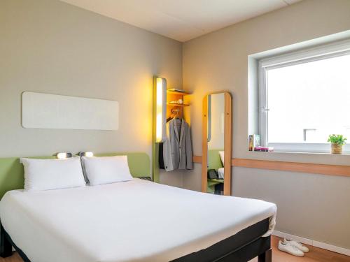 Habitación con cama grande del hotel Ibis Budget Bilbao Barakaldo