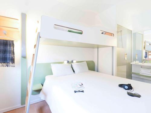 Habitación con cama grande del hotel Ibis Budget Bilbao Barakaldo. Foto 4