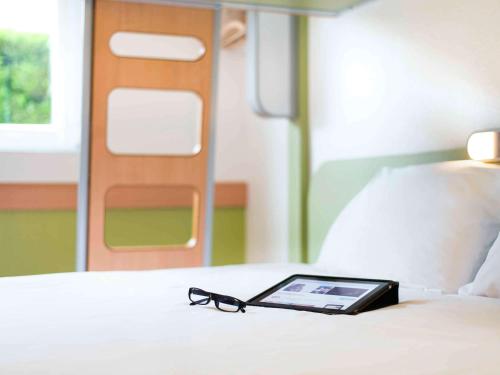 Habitación con cama grande del hotel Ibis Budget Bilbao Barakaldo. Foto 5