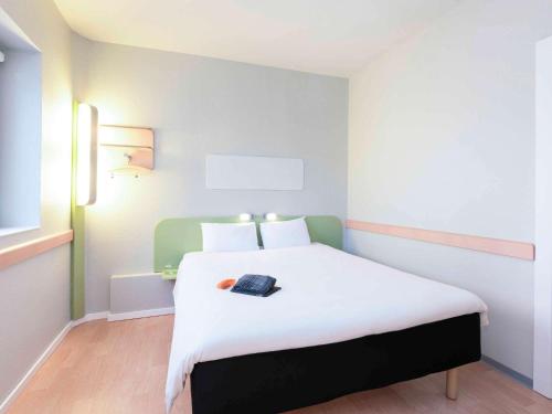 Habitación con cama grande del hotel Ibis Budget Bilbao Barakaldo. Foto 6