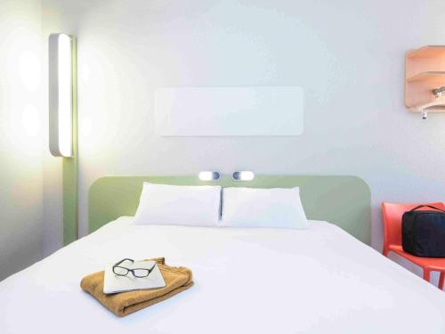 Habitación con cama grande del hotel Ibis Budget Bilbao Barakaldo. Foto 7
