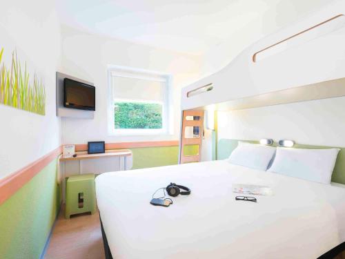 Habitación con cama grande del hotel Ibis Budget Bilbao Barakaldo. Foto 8