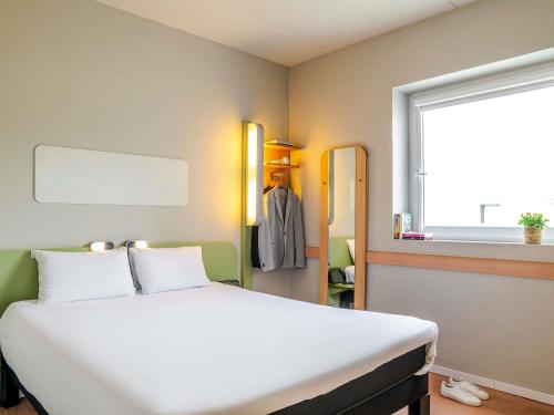 Habitación con cama grande del hotel Ibis Budget Bilbao Barakaldo. Foto 9