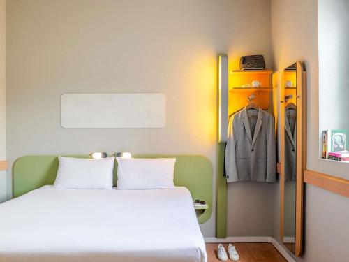 Habitación con cama grande del hotel Ibis Budget Bilbao Barakaldo. Foto 10