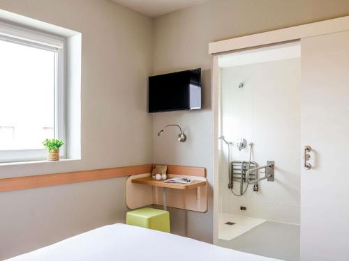 Habitación con cama grande del hotel Ibis Budget Bilbao Barakaldo. Foto 12
