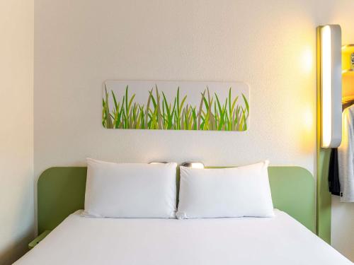 Habitación con cama grande del hotel Ibis Budget Bilbao Barakaldo. Foto 15