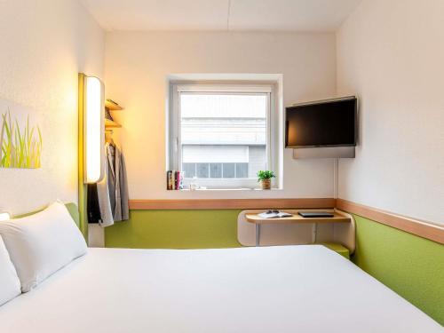 Habitación con cama grande del hotel Ibis Budget Bilbao Barakaldo. Foto 16