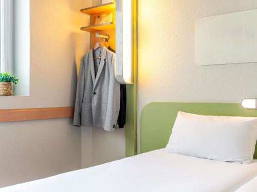 Habitación con cama grande del hotel Ibis Budget Bilbao Barakaldo. Foto 17