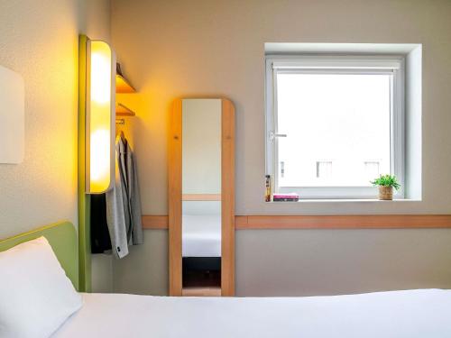 Habitación con cama grande del hotel Ibis Budget Bilbao Barakaldo. Foto 18