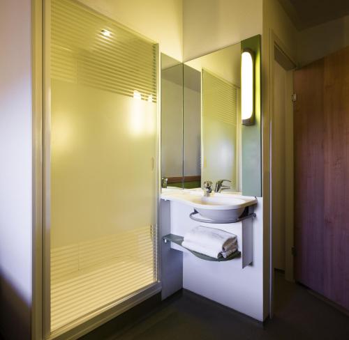 Habitación con cama grande del hotel Ibis Budget Bilbao Barakaldo. Foto 19