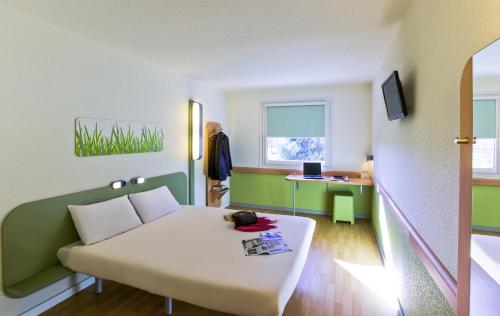 Habitación con cama grande del hotel Ibis Budget Bilbao Barakaldo. Foto 20