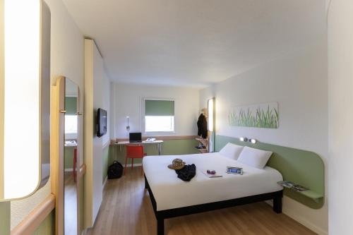 Habitación con cama grande del hotel Ibis Budget Bilbao Barakaldo. Foto 21
