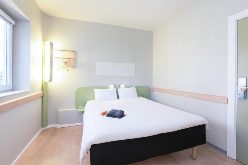 Habitación con cama grande del hotel Ibis Budget Bilbao Barakaldo. Foto 22