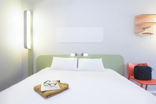 Habitación con cama grande del hotel Ibis Budget Bilbao Barakaldo. Foto 23