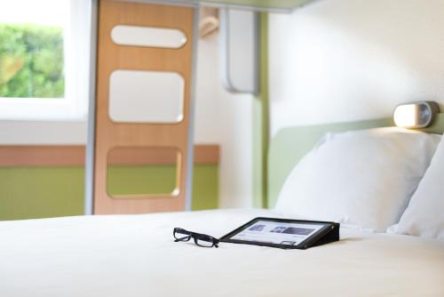 Habitación con cama grande del hotel Ibis Budget Bilbao Barakaldo. Foto 24
